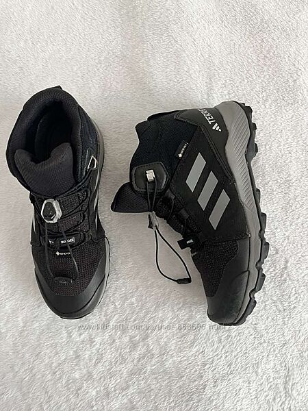 Ботинки фирмы adidas 35 размера по стельке 22,5 см.