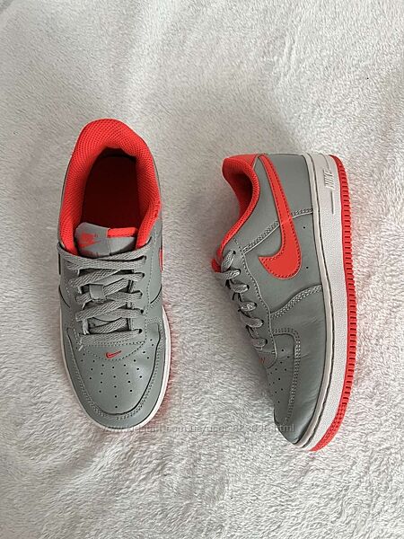 Кроссовки фирмы nike 35 размера по стельке 22,5 см.