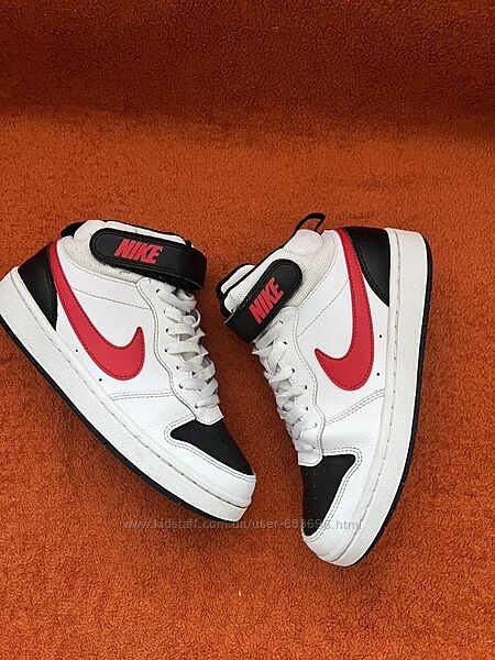 Кроссовки хайтопы фирмы nike 36,5 размера по стельке 24 см.