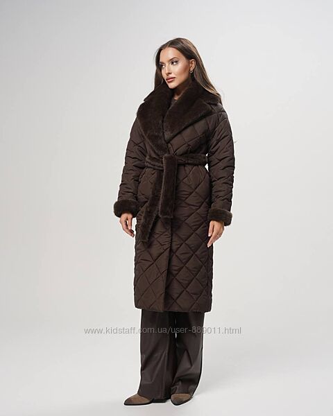 Довге стьобане зимове пальто з хутряним коміром 