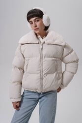 Короткий жіночий пуховик без капюшона з воротом з хутра під вівчину 