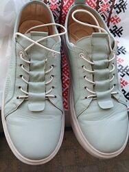 Жіночі шкіряні кросівки, ідеальний стан . супер мьякі та зручні. 27 см ус.