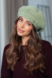 Жіночий берет на ніжці