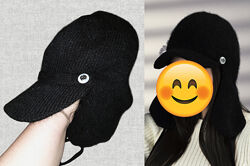 Жіноча в´язана модна шапка-вушанка з козирком.