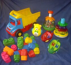 Фірмові іграшки для малюка-дзига, пірамідка, конструктор