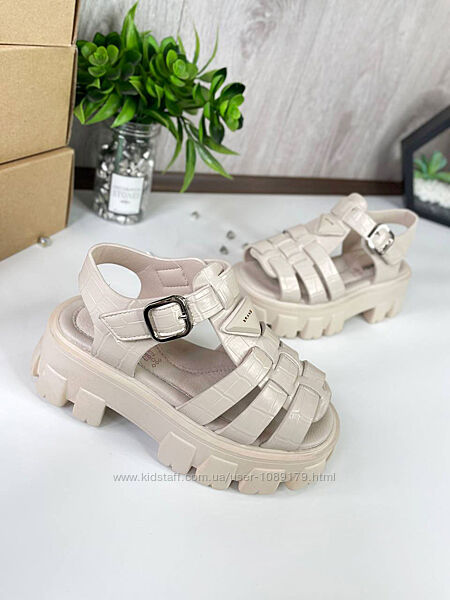 Крутезні бежеві босоніжки для дівчат