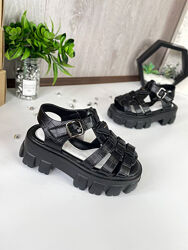  Крутезні чорні босоніжки для дівчат