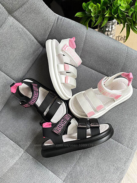 Стильна модель босоніжок для дівчаток