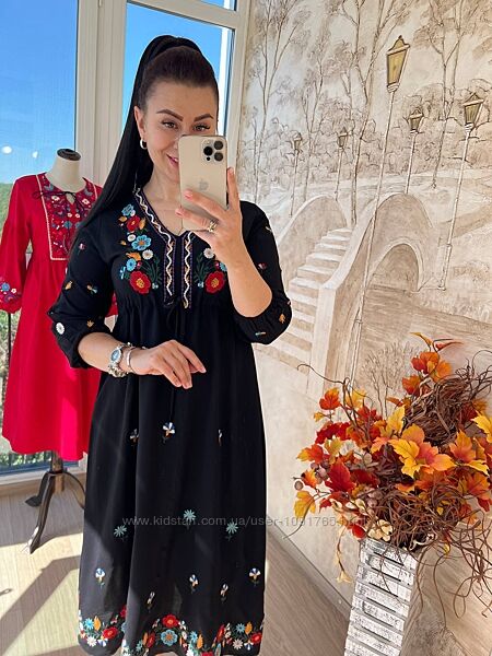 Сукня з вишивкою