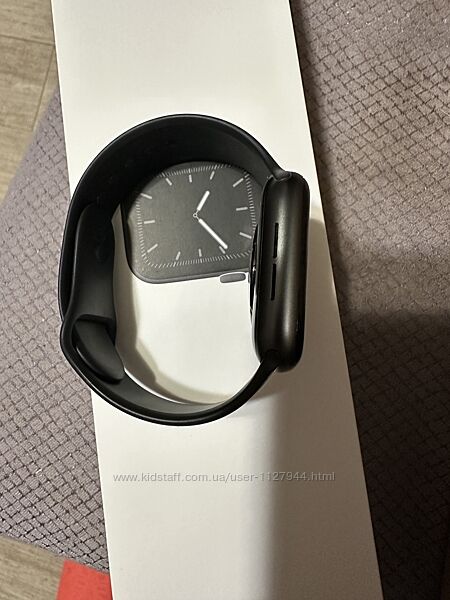 Apple watch series 5 gps 44mm space grey мають подряпини на екрані