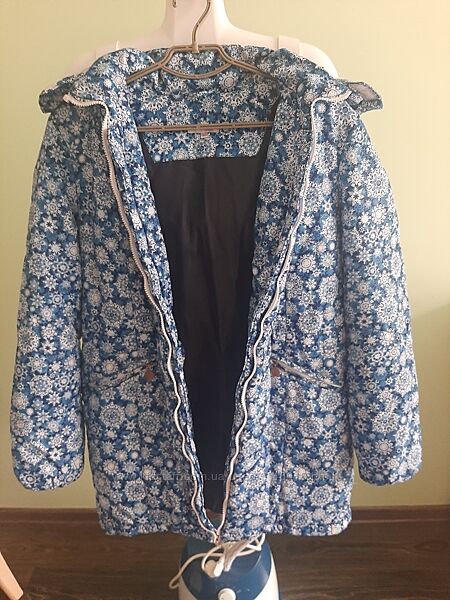 Куртка жіноча в сніжинки.