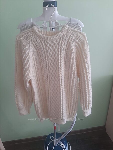 Вязаний світер жіночий.