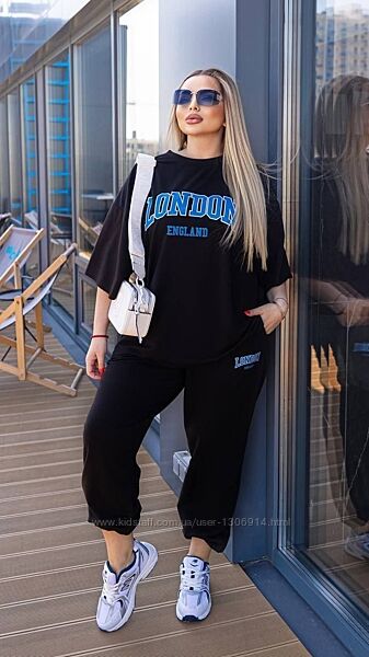 Стильний костюм вільного крою. 