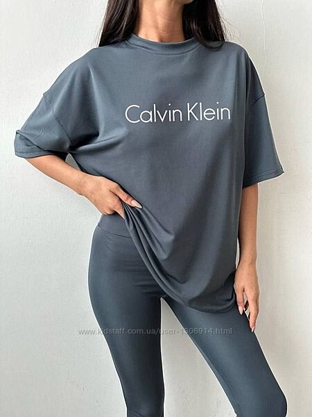 Жіночий костюм з лосинами та футболкой