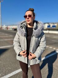 Стильна куртка з капюшоном і знімним хутром