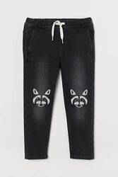 Джинсові джоггери H&M з вишивкою єнот 116 розм 5-6 років джинси