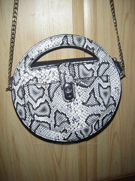 Каркасная сумочка на длинном ремне