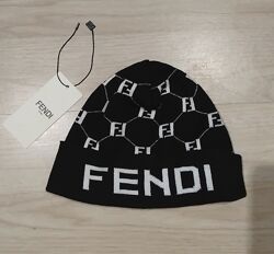 Брендовая шапка Fendi