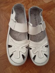 Кожаные женские туфельки .