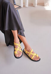 Босоніжки через палець жовті шкіра натуральна низький хід v7-110-38y