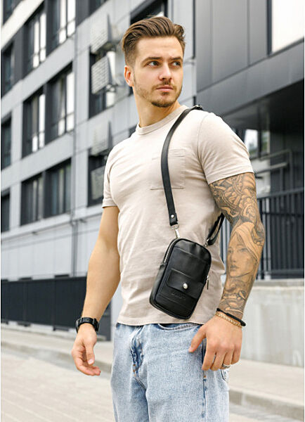 Чорна шкіряна сумка для телефону