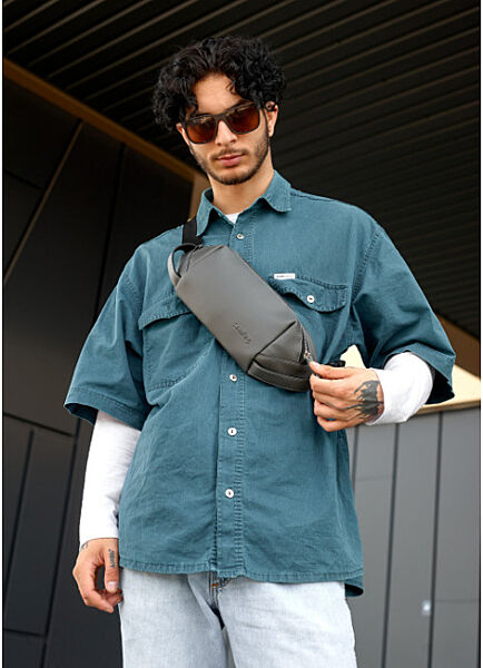 Сумка через плече бананка чорна з перфорацією