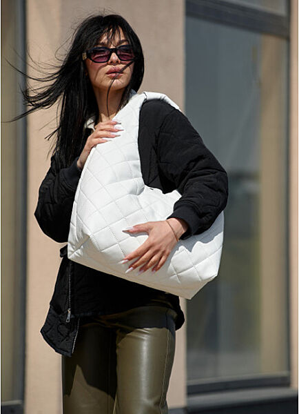 Жіноча сумка хобо l біла