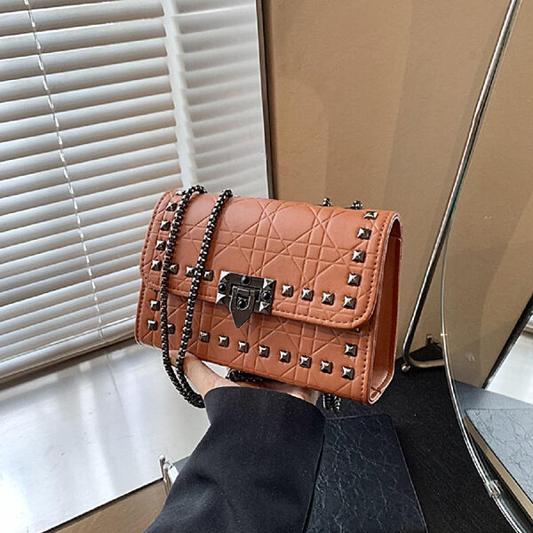 Сумка із заклепками на ланцюжку 72-87102A