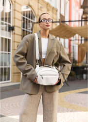 Сумка через плече жіноча бананка біла