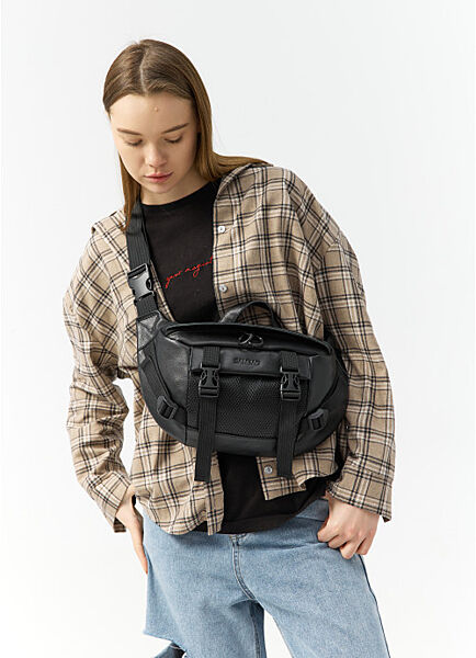 Велика шкіряна жіноча поясна сумка бананка чорна