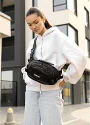 Жіноча сумка через плече бананка чорна