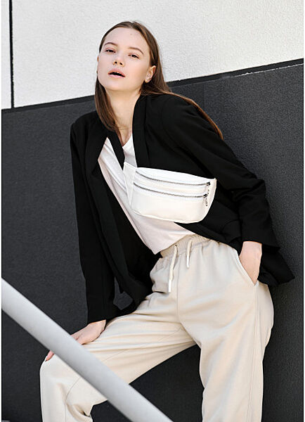 Сумка на пояс бананка біла на 2 блискавки