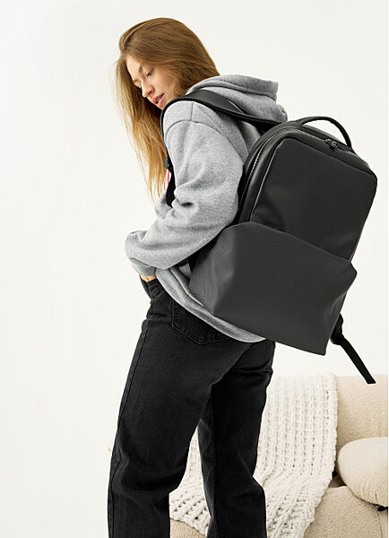 Жіночий рюкзак з перфорацією