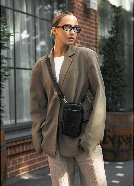 Чорна шкіряна жіноча сумка для телефону