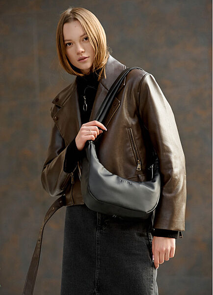 Жіноча сумка хобо чорна