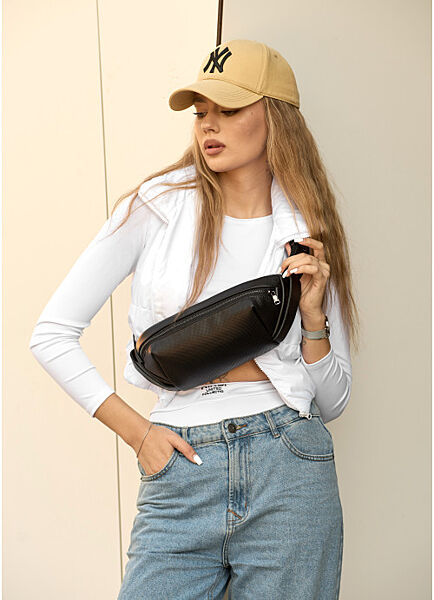 Жіноча шкіряна сумка через плече бананка чорна з перфорацією