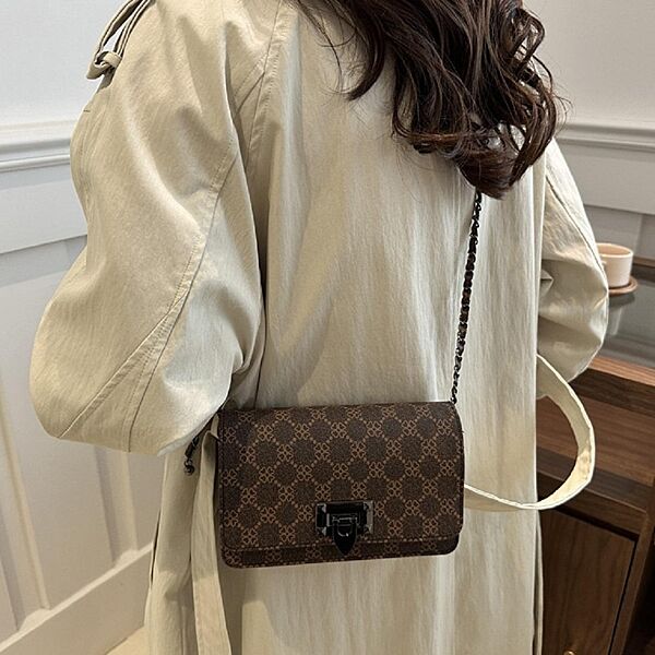 Кросбоді на ланцюжку з еко-шкіри 714502DB