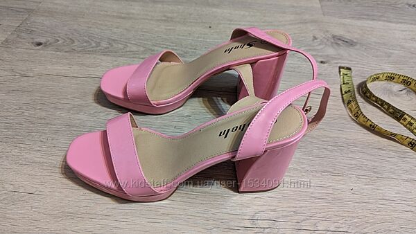 Рожеві босоніжки 41 
