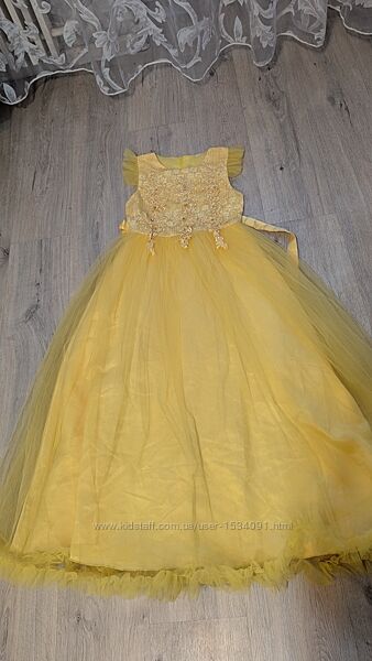 Дуже гарне нарядне плаття на дівчинку 140 см