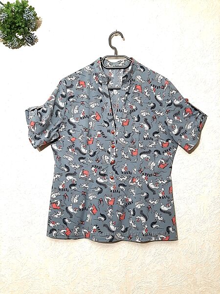 Блуза сорочка літня напіприталена сіра в малюнком білочки короткий рукав