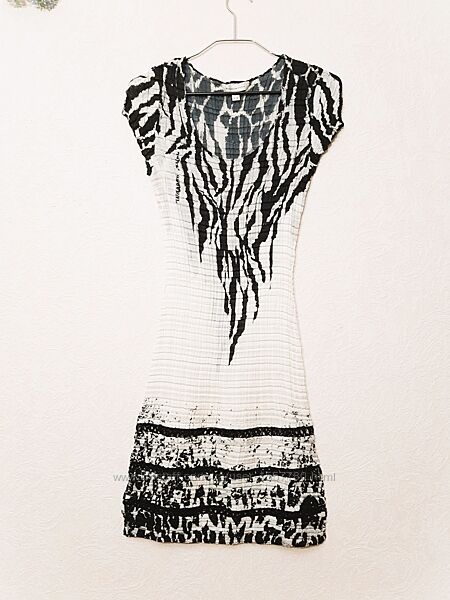 Нарядна сукня плісе біла чорна жіноча коктейльна міді короткі рукави 