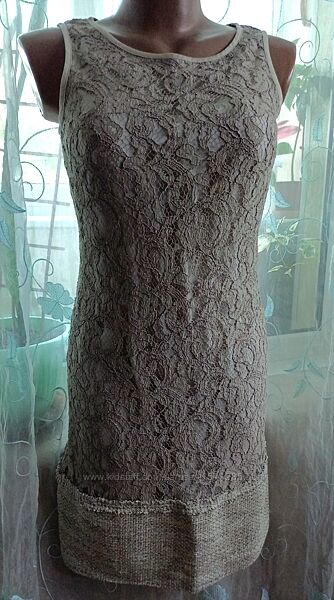 Сукня- футляр бежевого кольору.