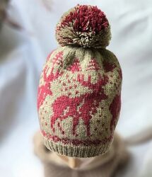 Стильная вязаная шапка Один дома с орнаментом олени