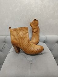 Жіночі ботільйони демісезонні розмір 39 vera cuaro