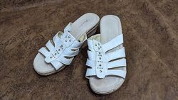 Білі шльопанці шкіряні, жіночі шльопнці на танкетці, шльопанці ремінці