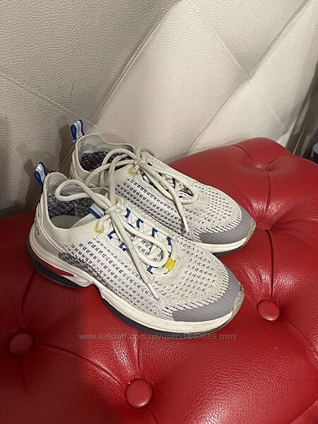 Кросівки Zara