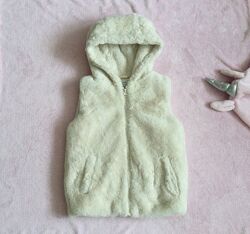 6-7 рок. Primark хутряна жилетка, колір Айворі з капюшоном. стильна і модна