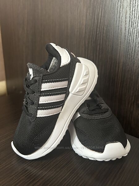 Дитячі кросівки adidas 20 розміру 
