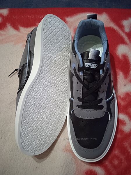 Стильні чоловічі кросівки 42 розміру