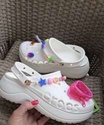  В наявності Зручні сабо crocs baya , джибітс у комплекті